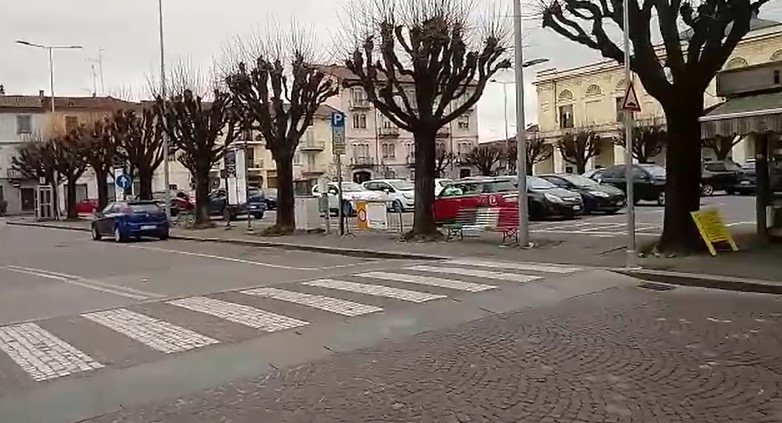 bra, na itália. cidade vazia, com poucos carros na rua