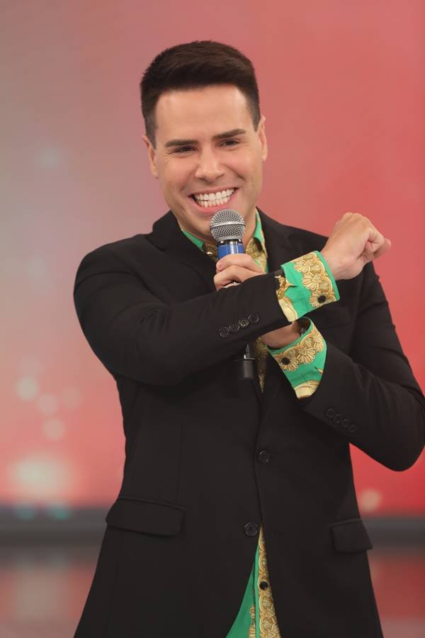 Luiz Bacci no palco do Hora do Faro