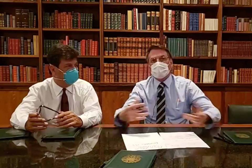 Bolsonaro aparece com máscara em live