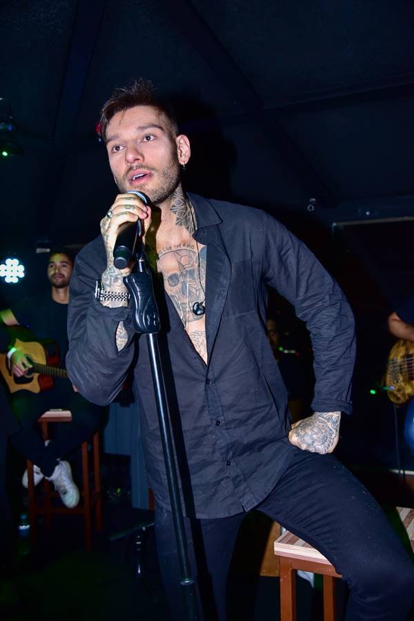 Lucas Lucco com a blusa aberta
