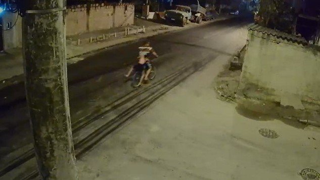 Menina levada na bicicleta para ser estuprada