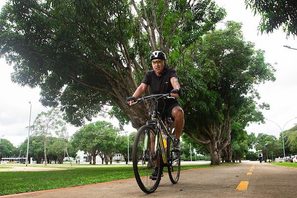 Homem anda de bicicleta em ciclovia