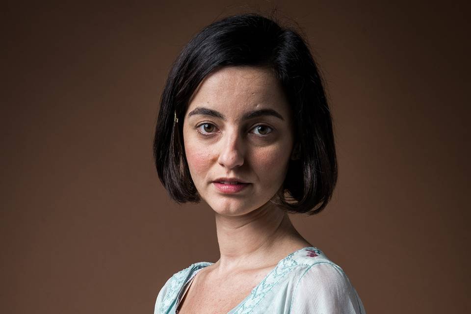 Julia Stockler como Justina em Éramos Seis
