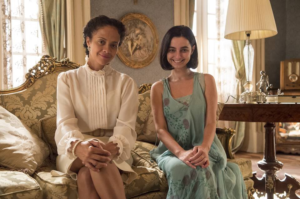 Dra. Selma (Aline Borges) e Justina (Julia Stockler) em Éramos Seis