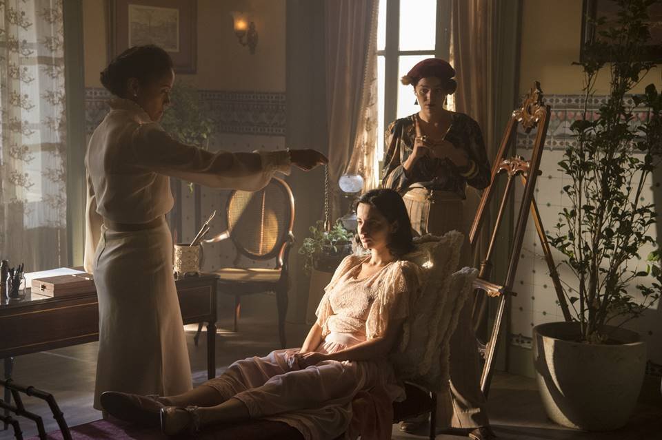 Dra. Selma (Aline Borges) e Justina (Julia Stockler) em Éramos Seis