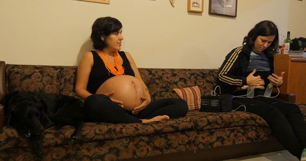 Marcela estimulando o leite enquanto Melanie observa