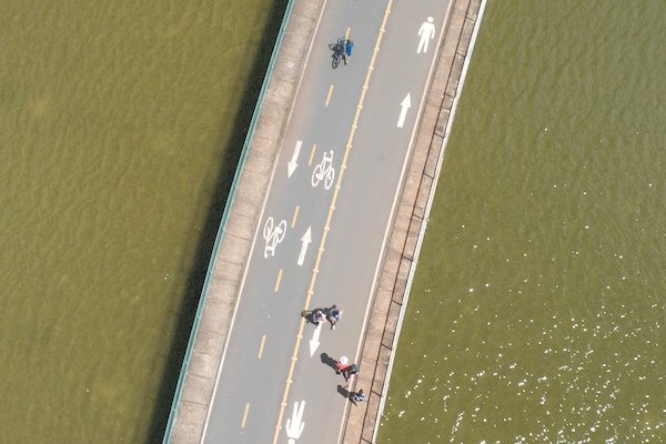 Ciclistas pedalam por ciclovia no Parque da Cidade