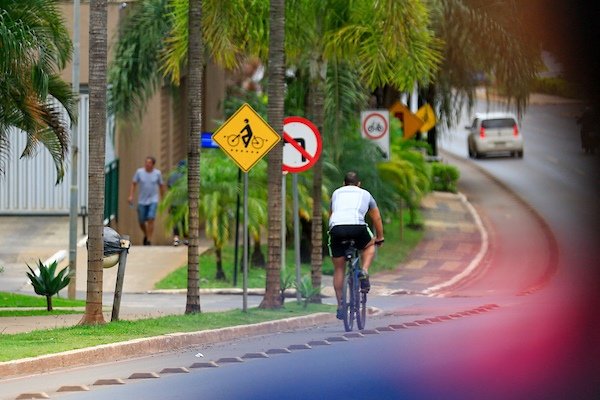 Ciclistas pedalam por ciclovia em Águas Claras