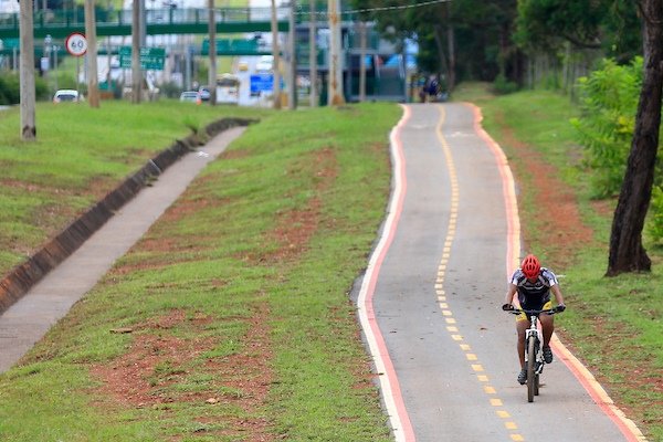 Ciclista pedala em ciclovia na EPTG