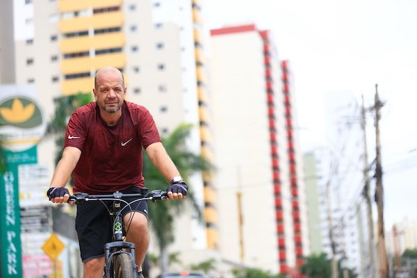 Homem anda de bicicleta em ciclovia de Águas Claras