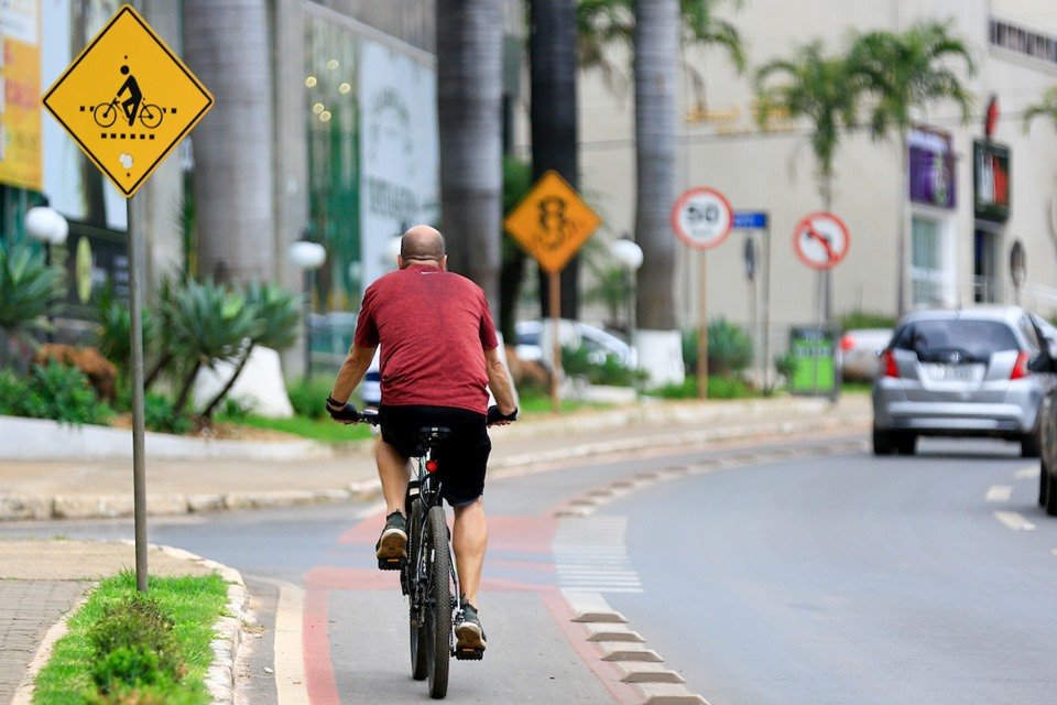 Homem caindo da bicicleta no caminho no campo