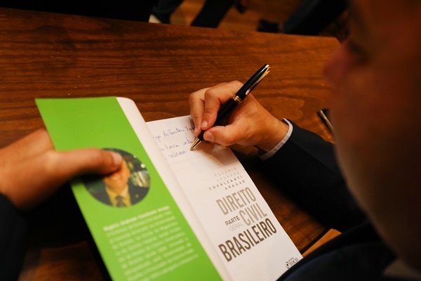 Rogério Andrade Cavalcanti Araújo lança livro em Brasília