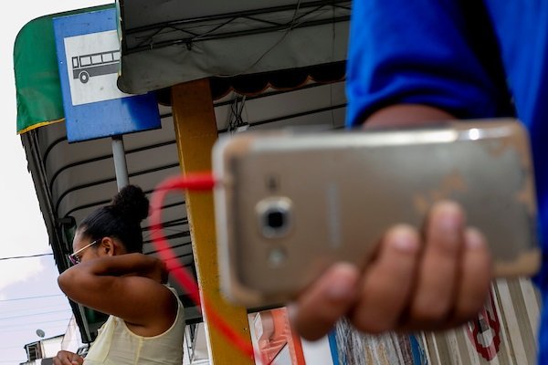 Insegurança nas paradas de onibus geram medo na população - Tamara Lopes