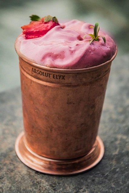 Drinque Açaí Mule, do restaurante Rubrio