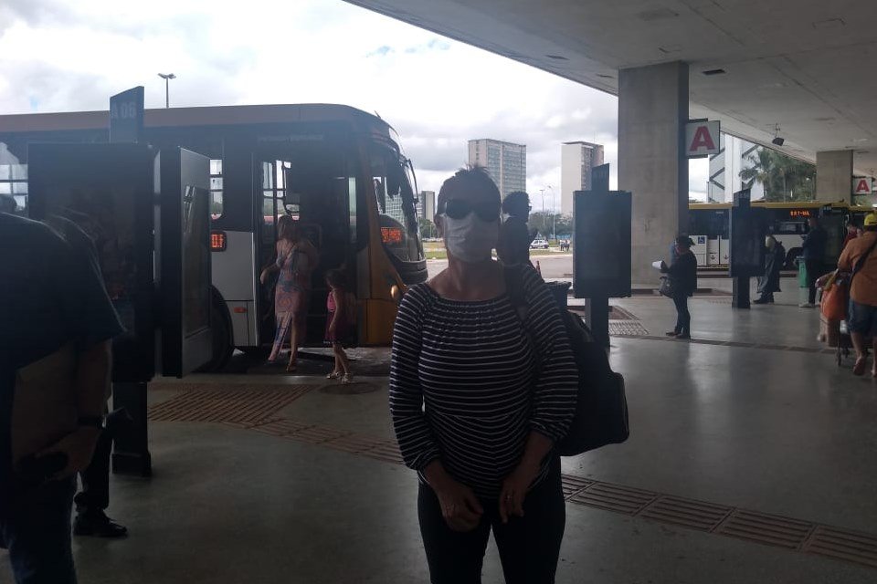 Passageiros do DF usam máscaras para se proteger do coronavírus