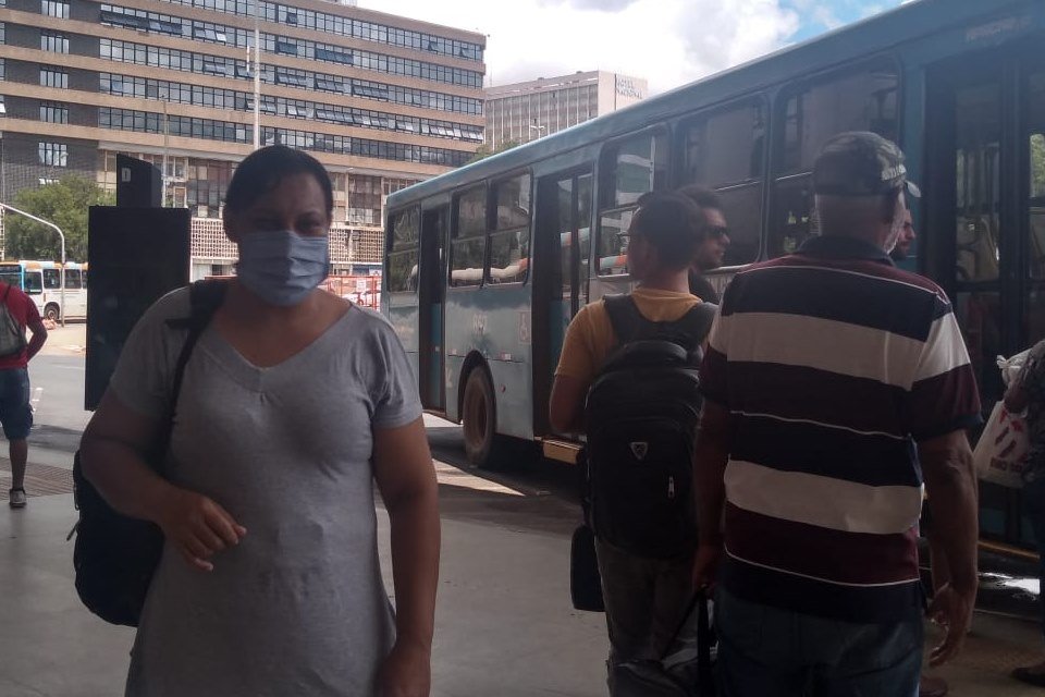 Passageiros do DF usam máscaras para se proteger do coronavírus