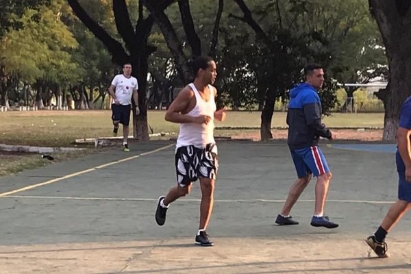 Ronaldinho joga futsal na prisão