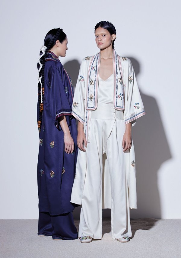 Duas mulheres vestindo peças do Inverno 2020 da marca Cris Barros