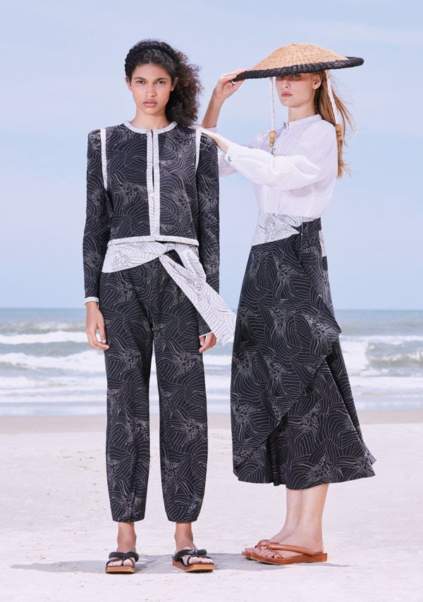 Duas mulheres vestindo peças do Inverno 2020 da marca Cris Barros