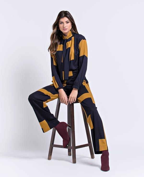 Mulher vestindo conjunto estampado da coleção Inverno 2020 da marca Cleo Aidar