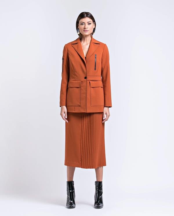 Mulher vestindo conjunto marrom da coleção Inverno 2020 da marca Cleo Aidar