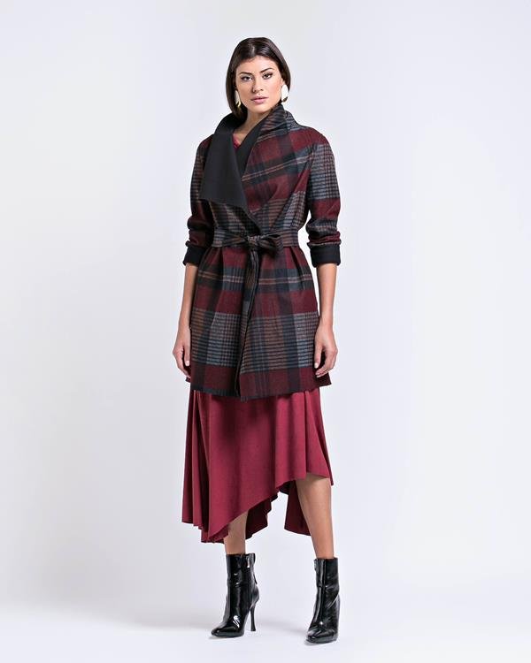 Mulher vestindo peças da coleção Inverno 2020 da marca Cleo Aidar