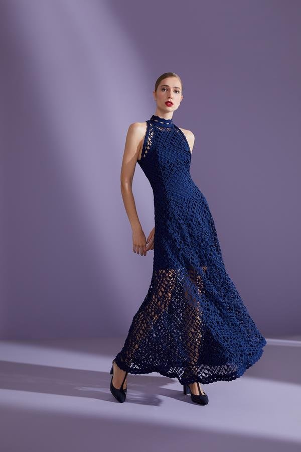 Mulher usando vestido da coleção Inverno 2020 da marca Cleo Aidar