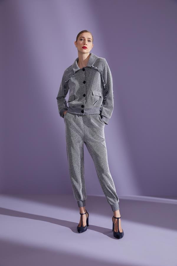 Mulher usando look cinza da coleção Inverno 2020 da marca Cleo Aidar