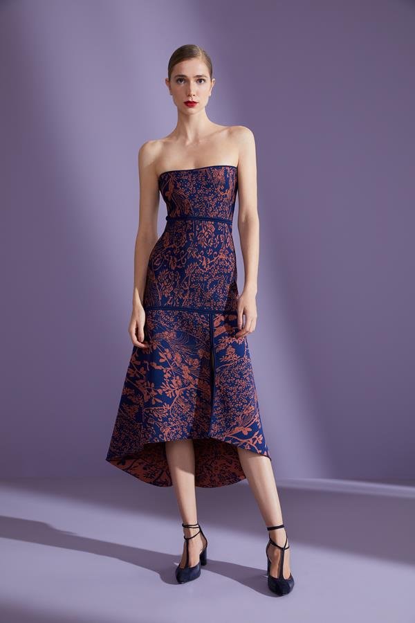 Mulher usando vestido sem alça da coleção Inverno 2020 da marca Cleo Aidar