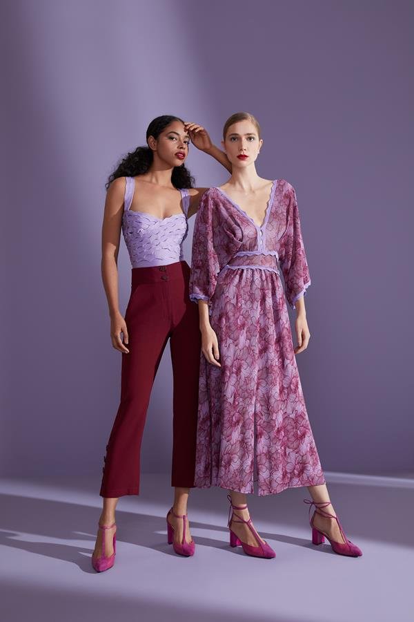 Duas mulheres vestindo a coleção Inverno 2020 da marca Cleo Aidar