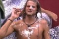 Daniel do bbb20 sujo de creme de barbear