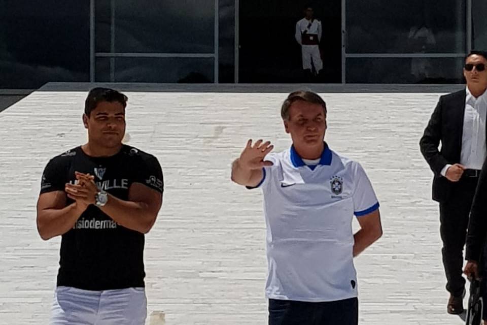 Presidente Jair Bolsonaro comprimenta manifestes em frente ao Palácio do Planalto
