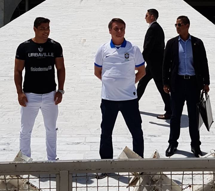 Presidente Jair Bolsonaro comprimenta manifestes em frente ao Palácio do Planalto