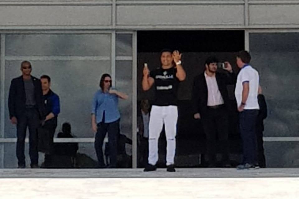 Presidente Jair Bolsonaro comprimenta manifestes em frente ao Palácio do Planalto