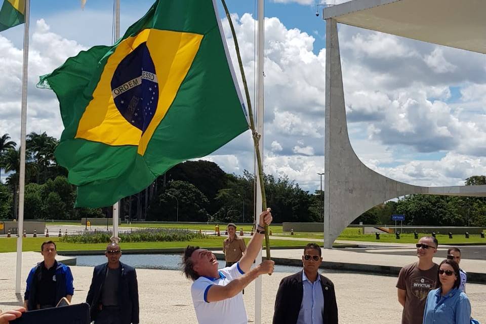 Presidente Jair Bolsonaro comprimenta manifestes em frente ao Palácio do Planalto