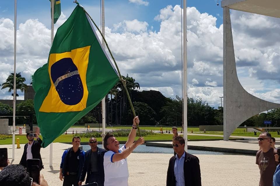 Presidente Jair Bolsonaro comprimenta manifestes em frente ao Palácio do Planalto