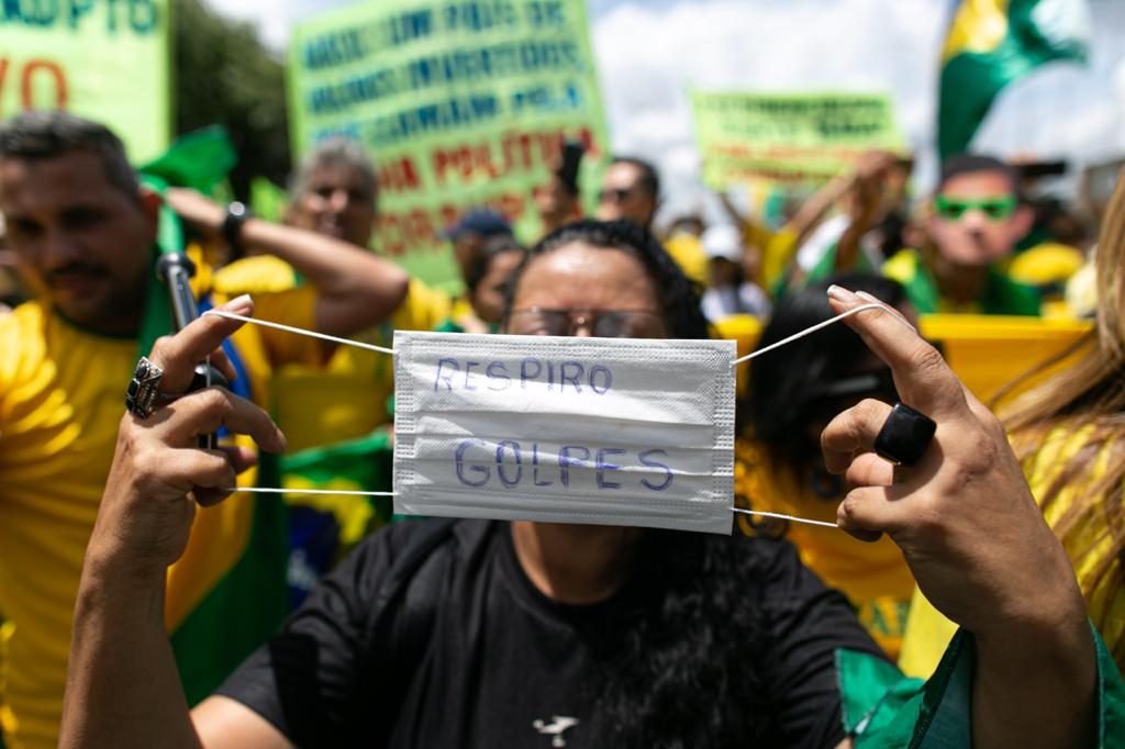 Presidente Jair Bolsonaro comprimenta manifestes em frente ao Palácio do Planalto