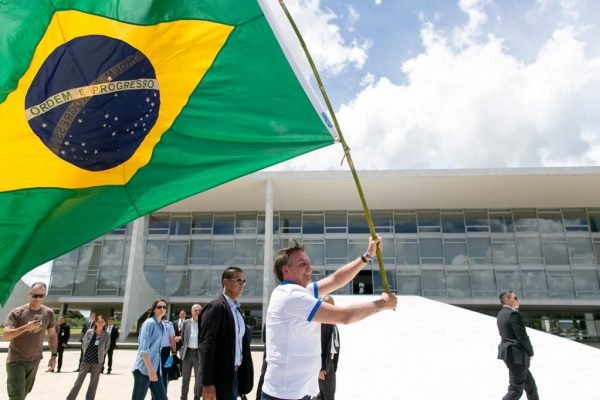 Presidente Jair Bolsonaro comprimenta manifestes em frente ao Palácio do Planalto