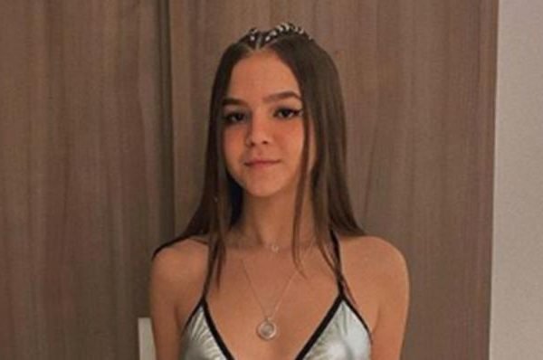 Ex-atriz mirim posa de topless e look ousado sem calcinha para