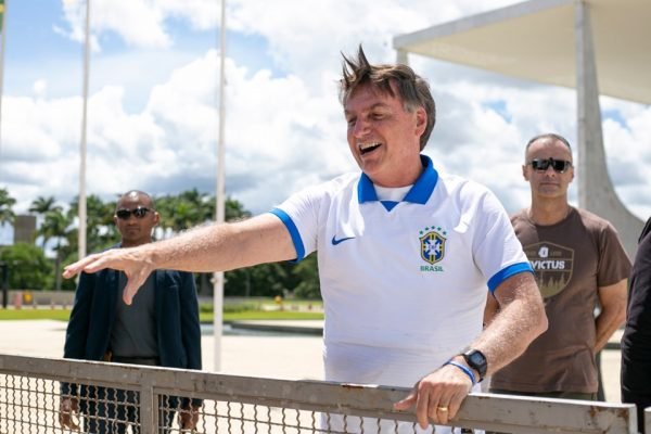 Jair Bolsonaro com a camisa da Seleção Brasileira