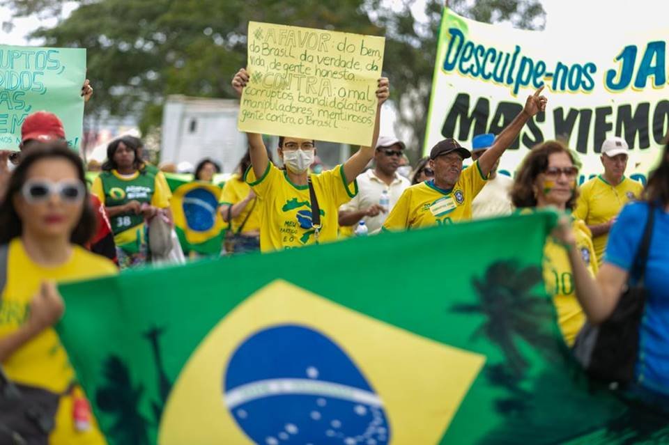 Manifestação a favor de Bolsonaro e contra o Congresso na Esplanada dos Ministérios