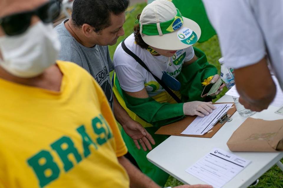 Manifestação a favor de Bolsonaro e contra o Congresso na Esplanada dos Ministérios