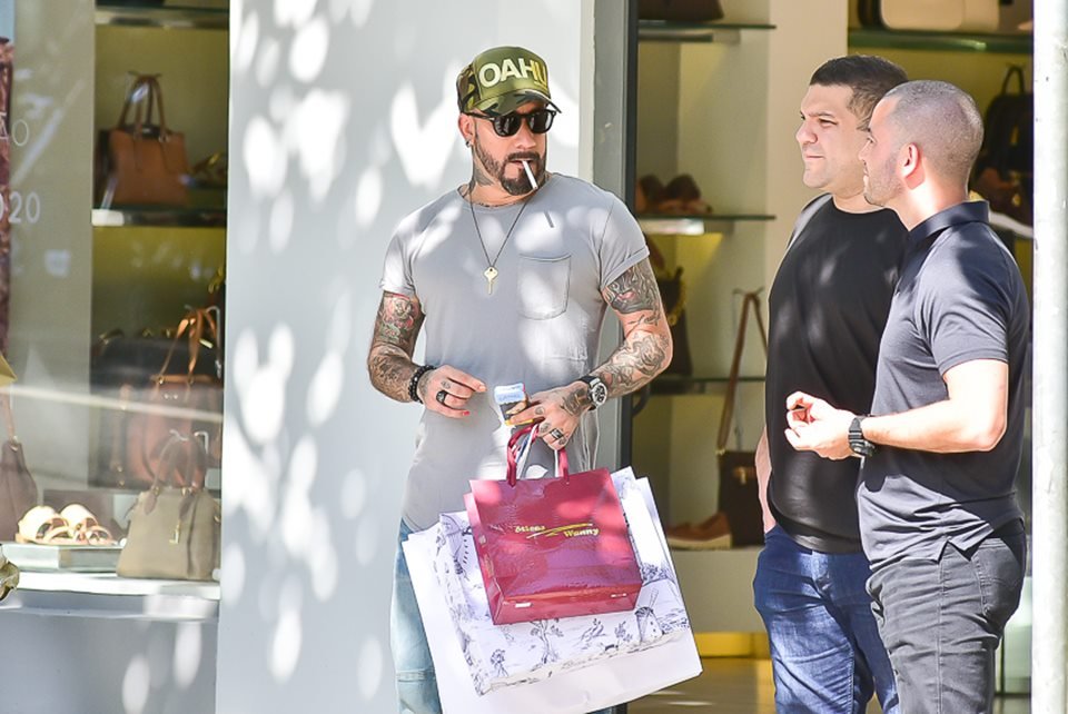 A.J do Backstreet Boys faz compras na Oscar Freire em SP