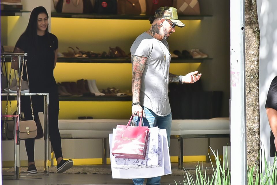 A.J do Backstreet Boys faz compras na Oscar Freire em SP