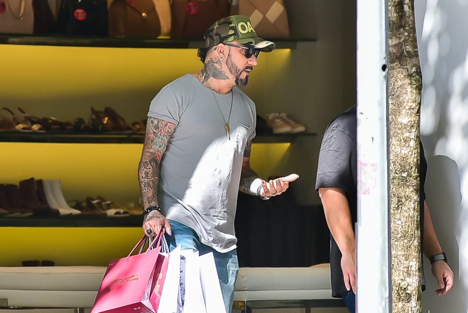 A.J do Backstreet Boys faz compras na Oscar Freire em SP