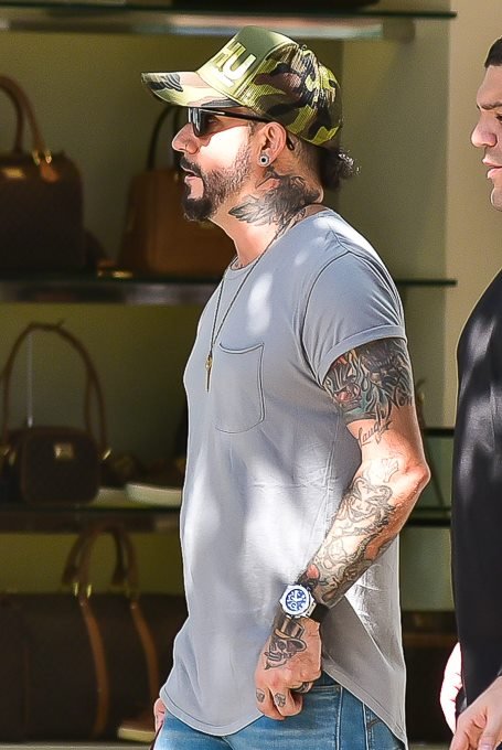 A.J do Backstreet Boys faz compras na Oscar Freire em SP
