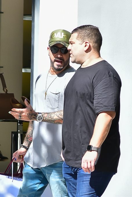 A.J do Backstreet Boys faz compras na Oscar Freire em SP