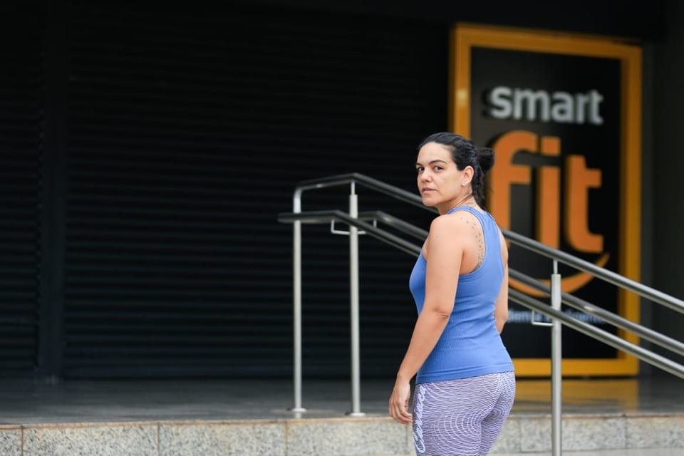Alinni Cristina Santos em frente à Smart Fit da 206 Norte: coronavírus