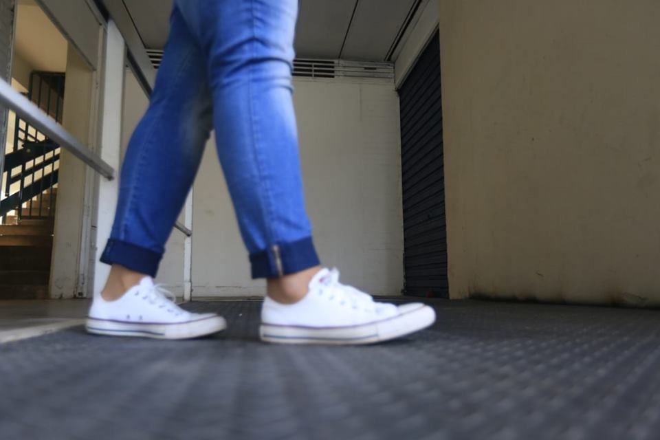 Pessoa chega à Carrasco Crossfit, na 205 Norte: fechada por causa do coronavírus