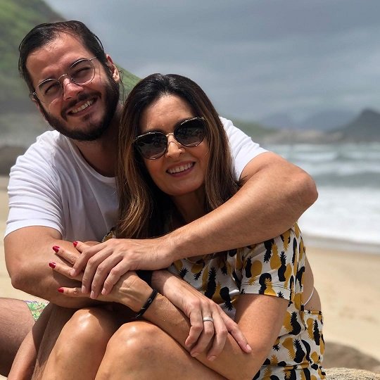 Fátima Bernardes e Túlio Gadêlha abraçados na paia